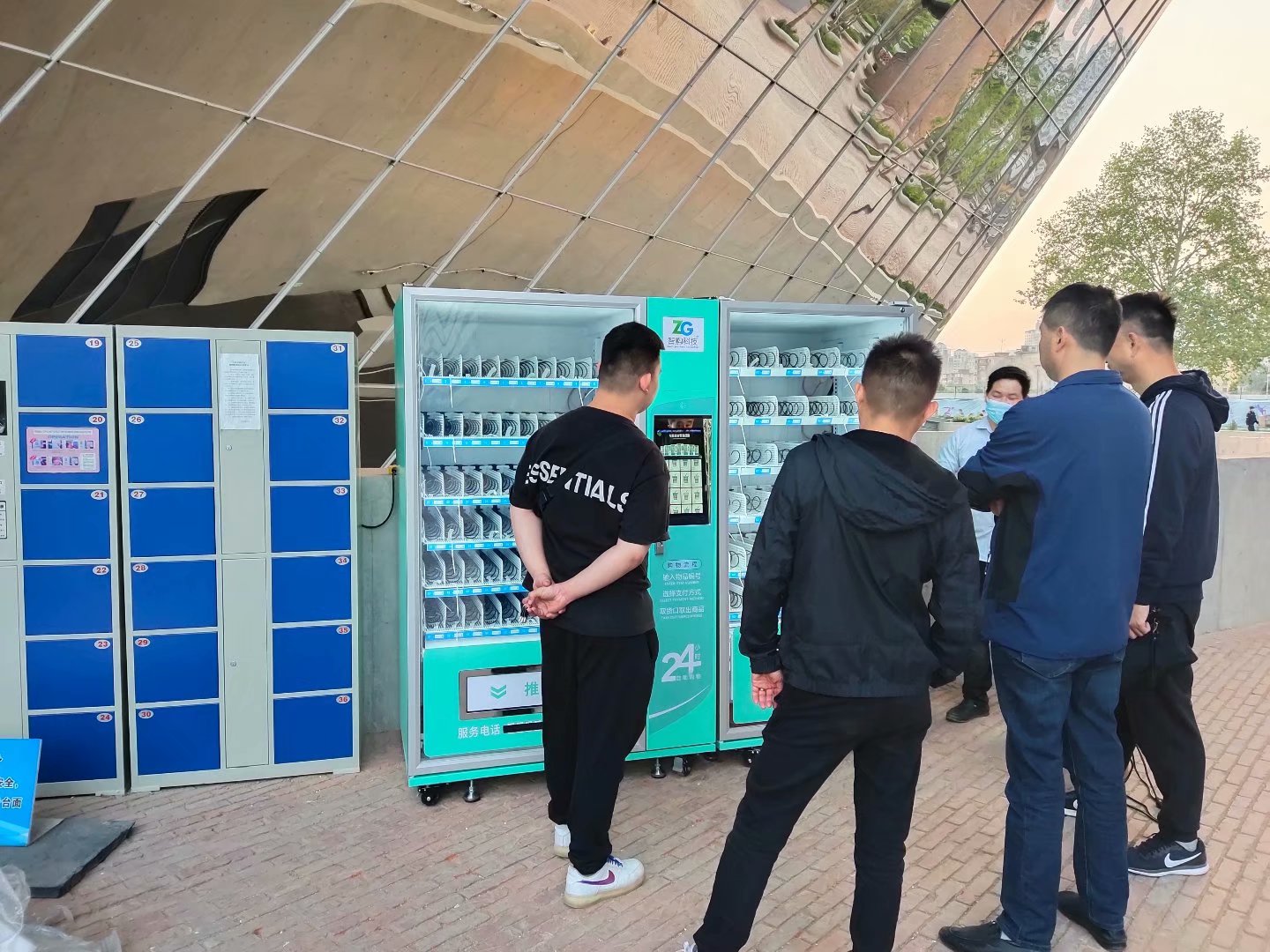 如何選擇無人自動售貨機廠家?